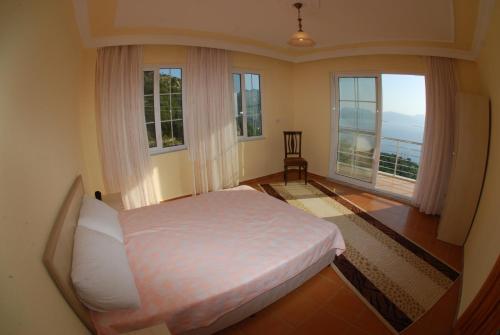 Sogutにあるholiday home with amazing sea viewの窓付きの部屋にベッド付きのベッドルーム1室があります。