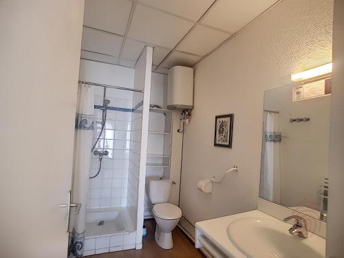 łazienka z prysznicem, toaletą i umywalką w obiekcie Studio lumineux avec balcon à 50m des Thermes - Animaux acceptés, Wifi, options confort disponibles - FR-1-451-176 w mieście Lamalou-les-Bains