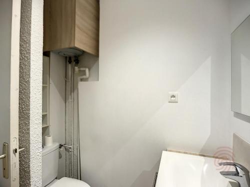 une salle de bain avec toilettes et lavabo dans l'établissement Séjour Idéal à Lamalou: Studio 28 m², Balcon, Proche Thermes, Animaux Acceptés, Wifi Inclus - FR-1-451-182, à Lamalou-les-Bains