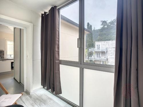 Posteľ alebo postele v izbe v ubytovaní Appartement F2 avec Véranda, Wifi et Animaux Acceptés Proche Thermes et Parc - Lamalou-les-Bains - FR-1-451-171