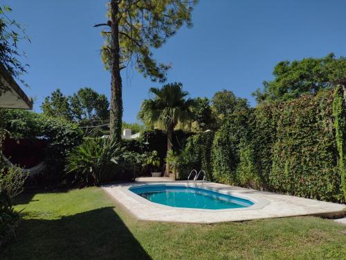 a swimming pool in a yard with a fence at IRUPE/Casa completa /pileta/cercana al rio in Paganini