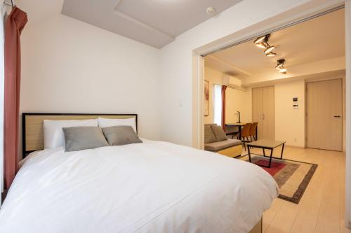 Un pat sau paturi într-o cameră la Wellsquareism Ikebukuro East
