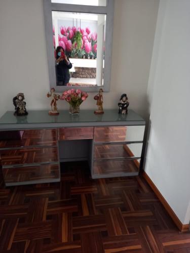 Eine Frau, die ein Bild von einem Spiegel in einem Raum macht. in der Unterkunft Departamento en Pueblo Libre in Lima