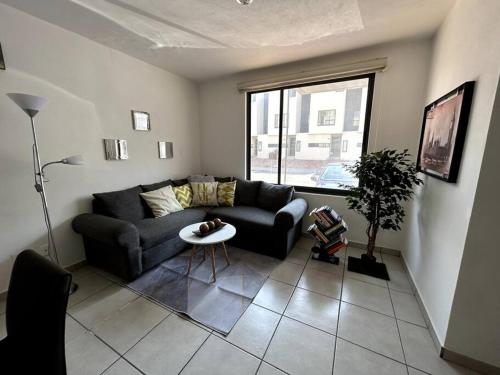 sala de estar con sofá y ventana en Casa completa en condominio privado con alberca, en Miranda