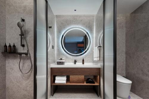 y baño con lavabo y espejo. en UrCove by Hyatt Hangzhou Xiaoshan International Airport en Hangzhou