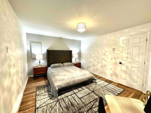 ein Schlafzimmer mit einem Bett, zwei Lampen und einer Tür in der Unterkunft Sam in Laval