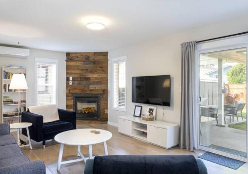 Grape Escape Cottage - Near SOEC – Photos 3