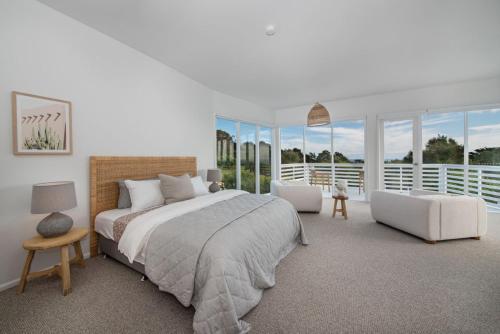Un dormitorio con una cama grande y un balcón. en The Cape Retreat, en Cape Schanck