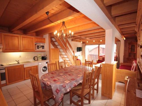 une cuisine et une salle à manger avec une table et des chaises dans l'établissement Chalet 5 pièces, 10 pers, 97m², Les Saisies - Hauteluce, proche pistes et commerces - FR-1-293-325, à Hauteluce