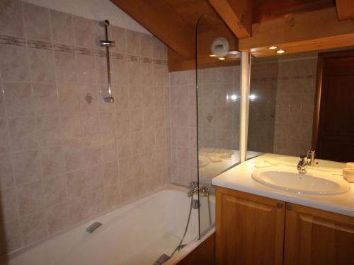 une salle de bain avec une baignoire et un lavabo dans l'établissement Chalet 5 pièces, 10 pers, 97m², Les Saisies - Hauteluce, proche pistes et commerces - FR-1-293-325, à Hauteluce
