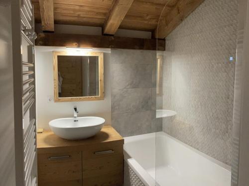 une salle de bain avec un lavabo et une baignoire dans l'établissement Appartement 4 pièces avec terrasses et garage à Les Saisies - 6 pers, 2 SDB, WIFI - FR-1-293-392, à Hauteluce