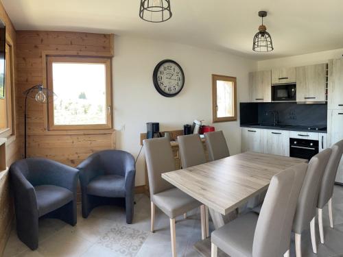 une salle à manger avec une table et des chaises en bois dans l'établissement Appartement 4 pièces avec terrasses et garage à Les Saisies - 6 pers, 2 SDB, WIFI - FR-1-293-392, à Hauteluce
