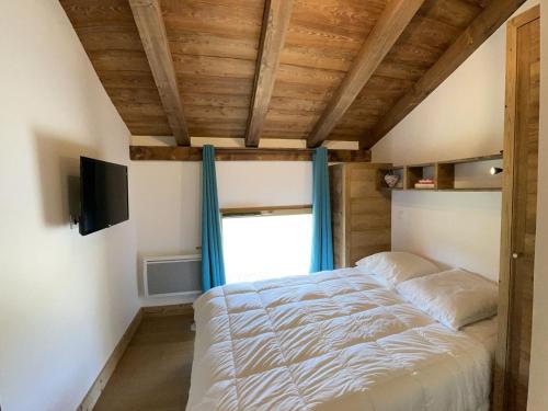 une chambre avec un lit et une fenêtre dans l'établissement Appartement 4 pièces avec terrasses et garage à Les Saisies - 6 pers, 2 SDB, WIFI - FR-1-293-392, à Hauteluce
