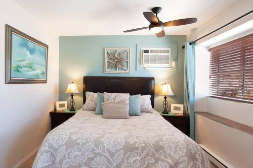a bedroom with a bed and a ceiling fan at Sunshine & Sand Villa near Beach in Penticton
