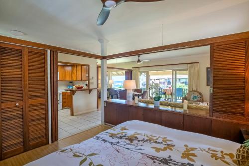 Cet appartement comprend une chambre avec un lit, un salon et une cuisine. dans l'établissement Hanalei Colony Resort C4, à Hanalei