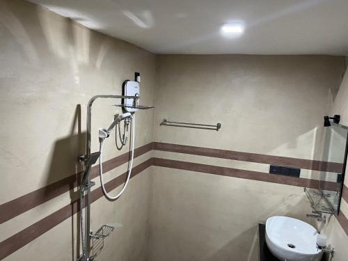 La salle de bains est pourvue d'une douche et de toilettes. dans l'établissement Iconic Villa, à Ahangama