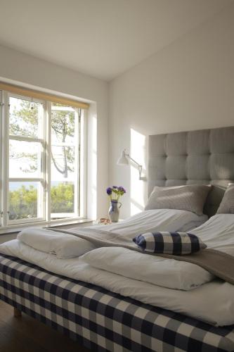 a large bed in a room with a window at Gilleleje Badehotel in Gilleleje