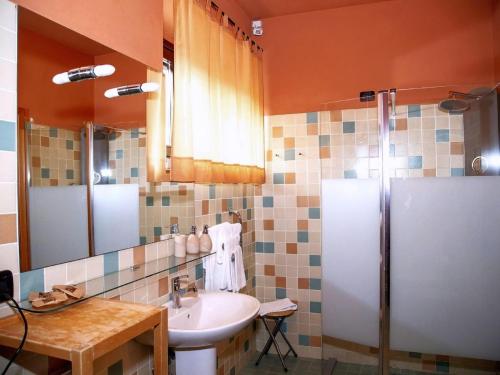 y baño con lavabo y ducha. en Property in Trivigno PZ, en Trivigno