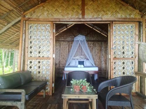 een kamer in een yurt met een bank en een tafel bij Prince John beachfront cottages and Restaurant in San Vicente