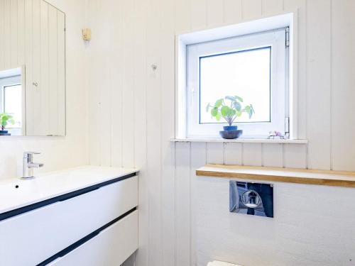 ブラーバンドにあるFive-Bedroom Holiday home in Blåvand 18の白いバスルーム(シンク、窓付)