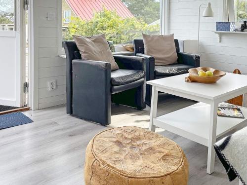 een woonkamer met 2 stoelen en een tafel bij Holiday home SÖLVESBORG XIII in Sölvesborg