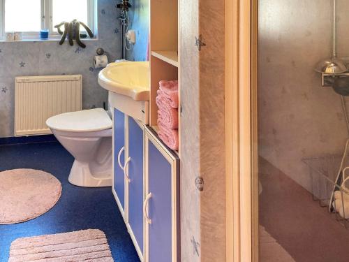 La salle de bains est pourvue d'un lavabo et de toilettes. dans l'établissement Holiday home SÖLVESBORG XII, à Sölvesborg