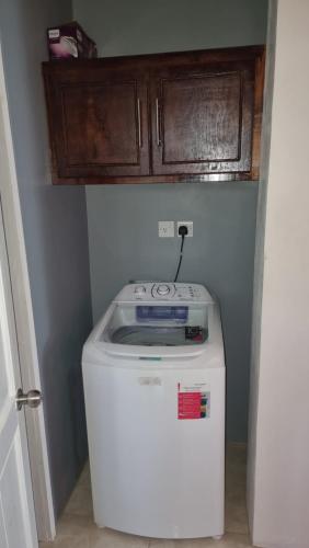 uma máquina de lavar e secar roupa num canto de um quarto em Homely Escapes by Pulse em Loubiere
