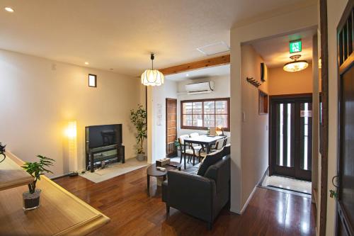 a living room with a couch and a table at -粉浜飛鳥- 和風ヴィラ 玉出駅 in Osaka