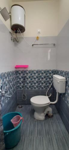 Un baño de Teja Residency