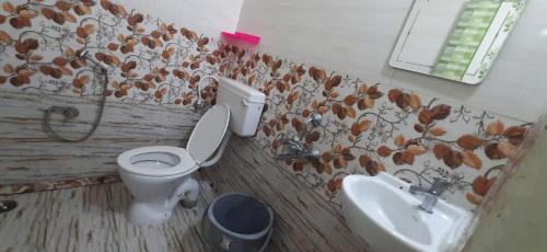 Un baño de Teja Residency