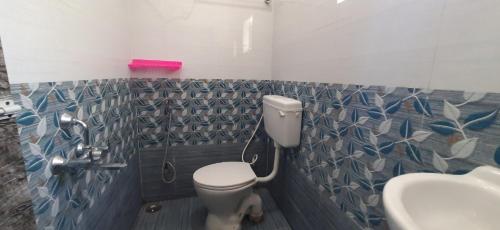 Un baño de Teja Residency