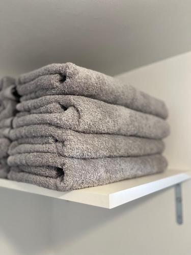 une pile de serviettes assises sur une étagère dans l'établissement TKD Apartment - Disneyland Paris, à Montévrain