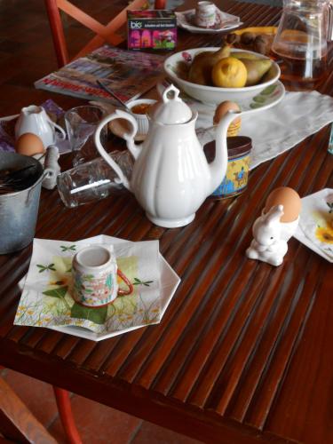 une table avec une théière et des œufs dessus dans l'établissement La Mezzanine, à Amfroipret