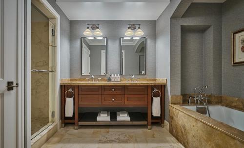 uma casa de banho com uma banheira, um lavatório e um espelho. em Montage Deer Valley em Park City
