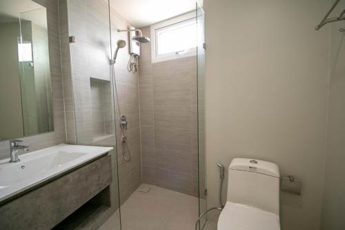 Ένα μπάνιο στο Mantra Beach Condominium Suite 2 - Mae Phim