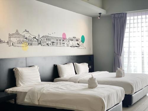 een slaapkamer met 2 bedden en witte lakens bij Aeropod Cactus Rail Suite With Balcony - Kota Kinabalu in Kota Kinabalu