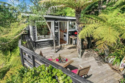 Taman di luar The Treehouse - Raglan Holiday Studio