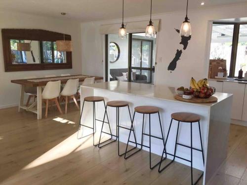 Φωτογραφία από το άλμπουμ του Modern Beach home with large private gardens στο Sunrise Beach