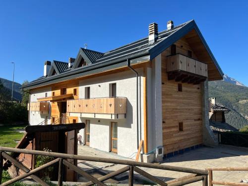 a house being constructed with the roof up at Hotel Martin in Sauze dʼOulx