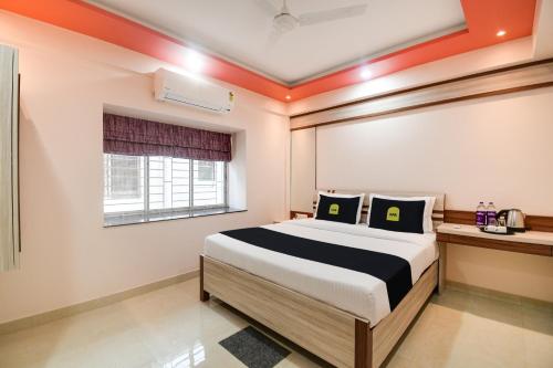 um quarto com uma cama e uma janela em OYO Flagship Dream Paradise em Calcutá