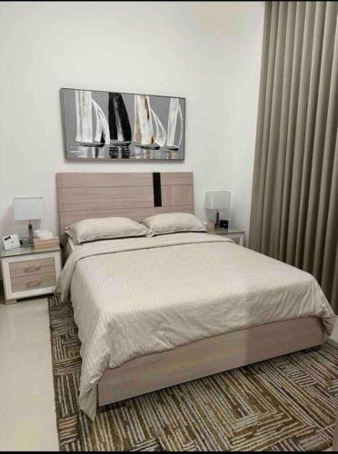 een slaapkamer met een bed en 2 nachtkastjes bij Sunset villa in Fujairah