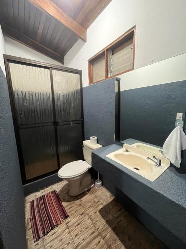 a bathroom with a toilet and a sink at #4 Cabina Rústica para 3 personas en Paquera in Paquera