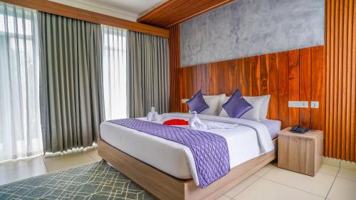 a bedroom with a large bed in a room at Winter Note Resorts in Munnar
