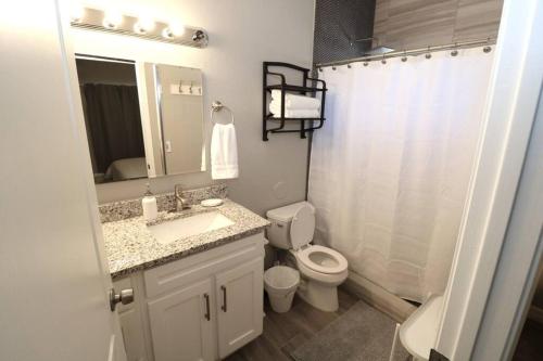 e bagno con servizi igienici, lavandino e doccia. di Remodeled home in Horizon city a Horizon City