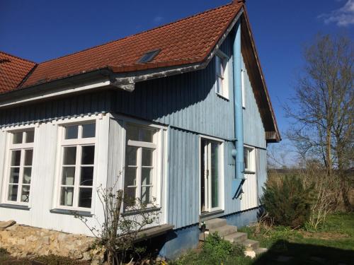 uma casa azul e branca com um telhado vermelho em Rast und Ruhe em Wechingen