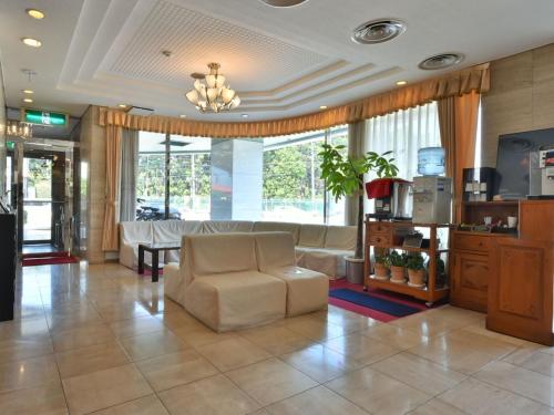 vestíbulo con sala de espera con sofá y mesa en Suzuka Royal Hotel - Vacation STAY 38957v, en Suzuka