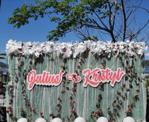 znak ślubu z białymi i czerwonymi kwiatami w obiekcie Mahalta Resorts and Convention Center w mieście Calapan