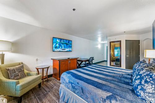 a hotel room with a bed and a chair at Tempe Corner Apartment Studio King bed in Tempe