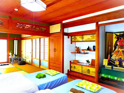 a room with two beds in a room at HS Japan STAY エイチエスジャパン ステイ in Ichiba
