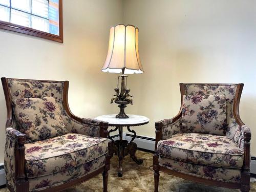 two chairs and a table with a lamp in a room at Entire Home in Buffalo - 6 Guests 3 Bedroom 1 Bath - Convenient Location - 25min to Niagara Falls in Buffalo